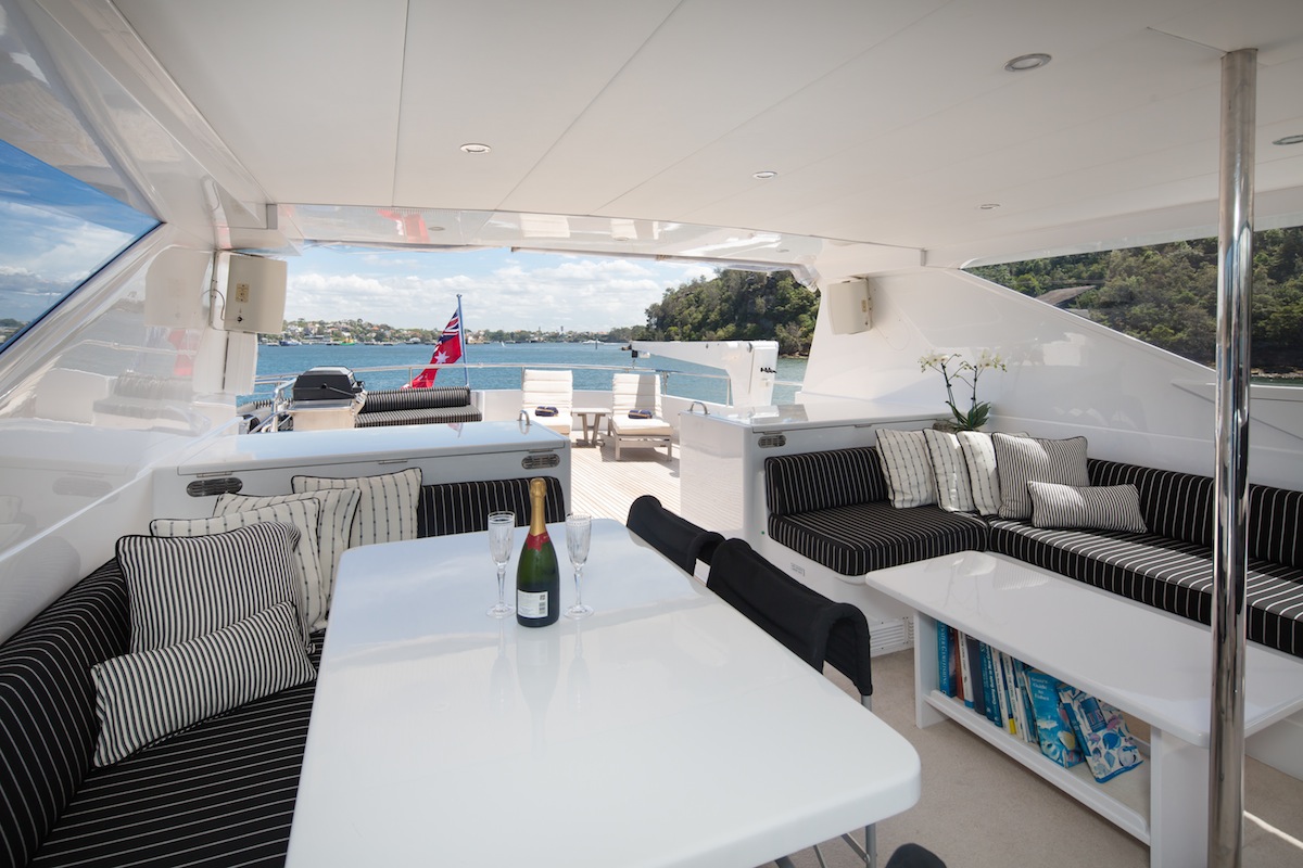 luxury-boat-hire-on-oscar-ii-23