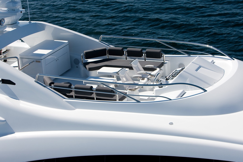 Quantum-super-yacht-flybridge-lounge