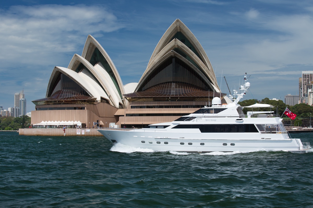 luxury-boat-hire-on-oscar-ii-16